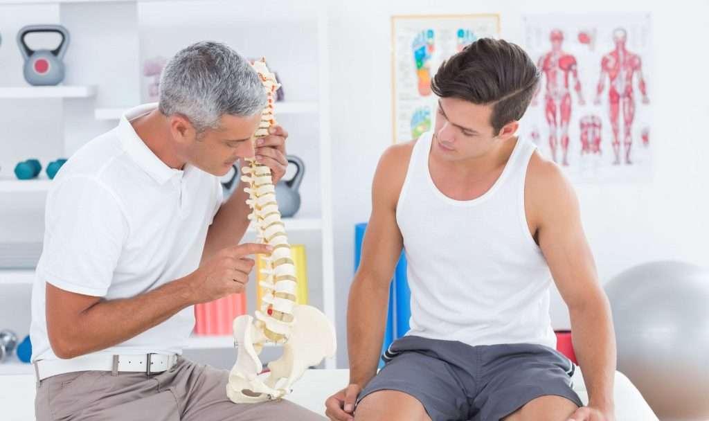Doctor explaining symptoms of a herniated disc in Bowie.